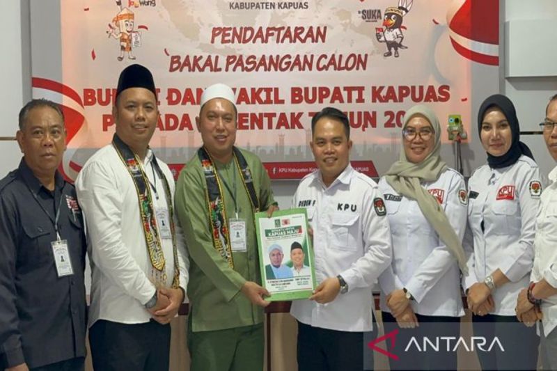 Pasangan Pangeran Syarif Abdurrahman Bahasyim-Tommy Saputra, menyerahkan berkas persyaratan maju Pilkada Kapuas kepada Ketua KPU Kabupaten Kapuas Deden Firmansyah di Kuala Kapuas, Kamis (29/8/2024). ANTARA/All Ikhwan