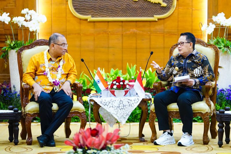 Pj Gubernur Jatim Adhy Karyono (kanan) saat menerima kunjungan Duta Besar (Dubes) India untuk Indonesia dan Timur Leste, H.E Sandeep Chakravorthy di Gedung Negara Grahadi, Surabaya, Kamis (29/8/2024). (ANTARA/HO-Biro Adpim Jatim)