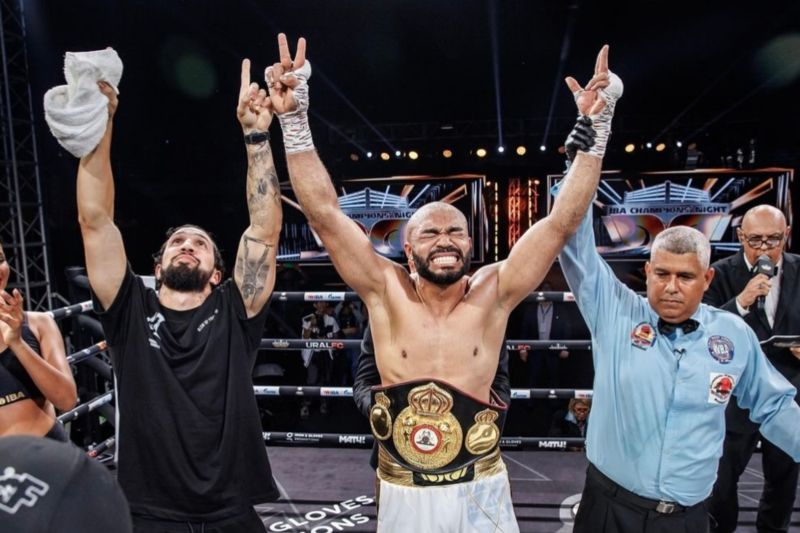 Petinju asal Venezuela Albert Ramirez?berhasil mempertahankan gelar juara kelas berat ringan pada laga internasionam?World Boxing?Association (WBA) setelah menumbangkan petinju asal Jerman Adam Deines di La Guaira, Venezuela. (ANTARA/HO-Laman resmi WBA)