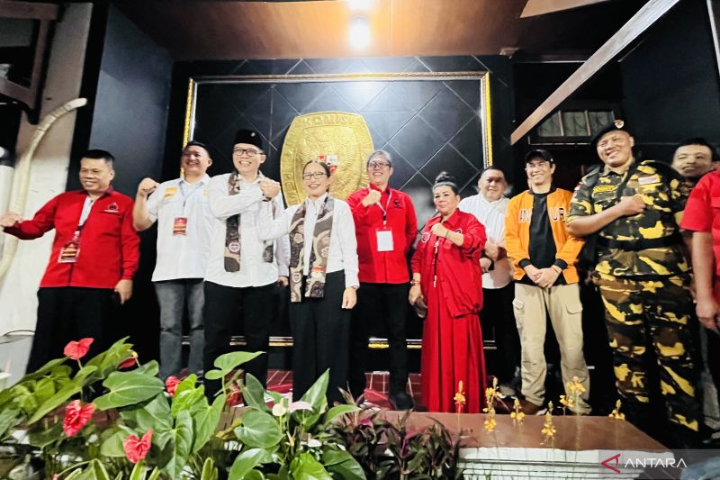 Paslon Wali Kota dan Wakil Wali Kota Bogor Rena Da Frina dan Teddy Risandi, setelah menyerahkan dokumen pendaftaran Pilkada 2024 ke KPU Kota Bogor, Kamis (29/8/2024). (ANTARA/Shabrina Zakaria)