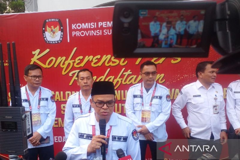 Ketua KPU Sumut Agus Arifin memberikan keterangan kepada awak media di Medan, Sumatera Utara, Kamis (29/8/2024). (ANTARA / M. Sahbainy Nasution)