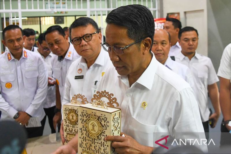 Menteri Hukum dan HAM (Menkumham) Supratman Andi Agtas memegang salah satu hasil karya warga binaan Lapas Narkotika Kelas IIA Cipinang Jakarta dalam kunjungannya di Jakarta, Rabu (28/8/2024). (ANTARA/HO-Kementerian Hukum dan HAM)