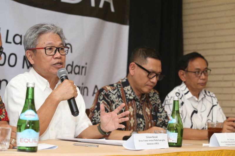 Ketua Umum Asosiasi Media Luar-Griya Indonesia (AMLI) Fabianus Bernadi (kiri). ANTARA/HO-AMLI