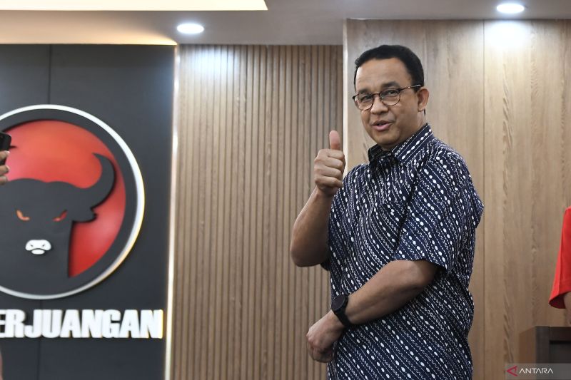 Anies Baswedan menyapa wartawan saat mengunjungi kantor DPD PDIP, Cakung, Jakarta Timur, Sabtu (24/8/2024). ANTARA FOTO/ Fakhri Hermansyah/aww. (ANTARA FOTO/Fakhri Hermansyah)