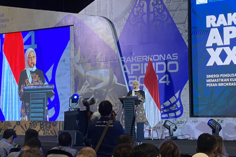 Menteri Ketenagakerjaan (Menaker) Ida Fauziyah dalam Rakerkonas APINDO di Surabaya, Jawa Timur, Kamis (29/8/20/4). (ANTARA/Astrid Faidlatul Habibah)