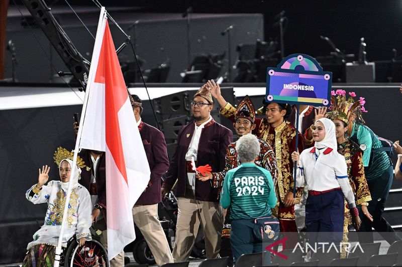Sejumlah atlet kontingen Indonesia melakukan defile dalam pembukaan Paralimpiade Paris 2024 di Place de la Concorde, Paris, Prancis, Rabu (28/8/2024). Kontingen Indonesia diperkuat 35 atlet yang bertanding pada 10 cabang olahraga pada ajang olahraga terbesar sedunia yang diikuti atlet penyandang disabilitas dari berbagai negara. ANTARA FOTO/HO-NPC/Spt.