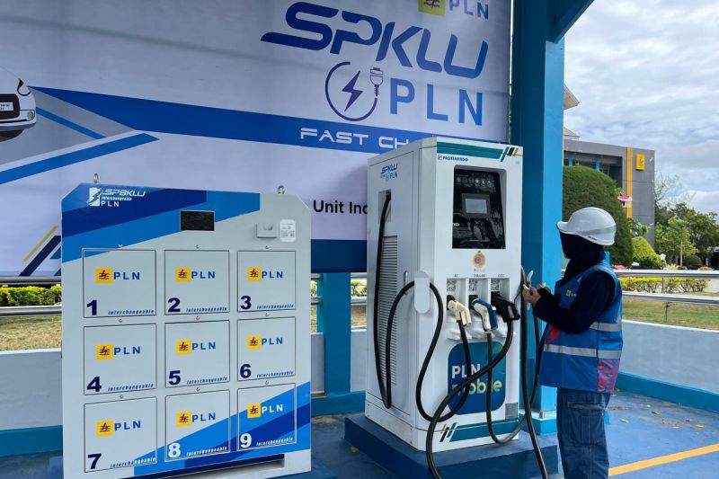 salah satu Stasiun Pengisian Kendaraan Listrik Umum (SPKLU) (ANTARA/ HO-Humas PLN UID Aceh)