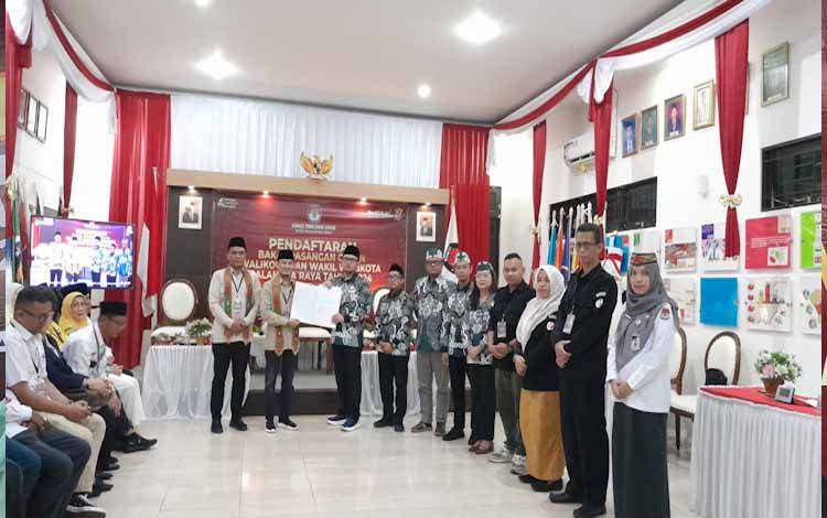 Fairid Naparin dan Achmad Zainj?saat mendaftar ke KPU Kota Palangka Raya pada Kamis, 29 Agustus 2024 malam (Foto: MARINI)
