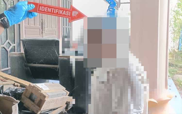 R saat ditemukan tergantung (Foto : IST)