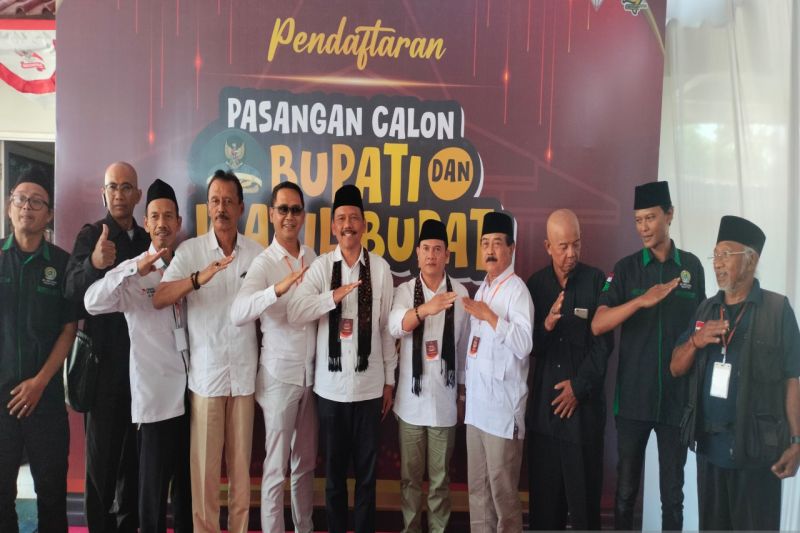 Pasangan Marija-Yusron Martofa yang diusung oleh Gerindra, PKB dan NasDem mendatangi KPU Kulon Progo, DIY, Kamis (29/8/2024), untuk mendaftar sebagai peserta Pemilihan Bupati dan Wakil Bupati Kulon Progo 2024. ANTARA/Sutarmi