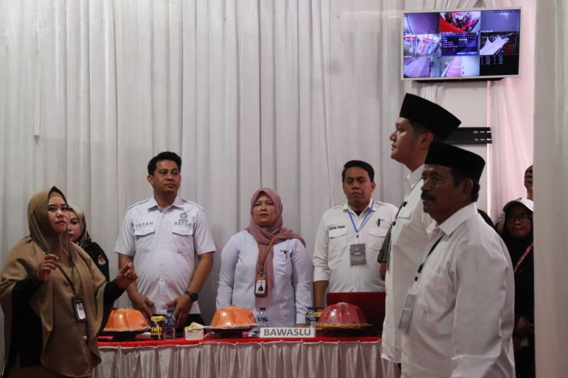 Ketua Bawaslu Luwu Irpan (dua dari kiri) saat melakukan pengawasan melekat pada proses pendaftaran Bakal Pasangan Calon Bupati dan Wakil Bupati Luwu, Kamis (29/8/2024). ANTARA/HO/Bawaslu Luwu