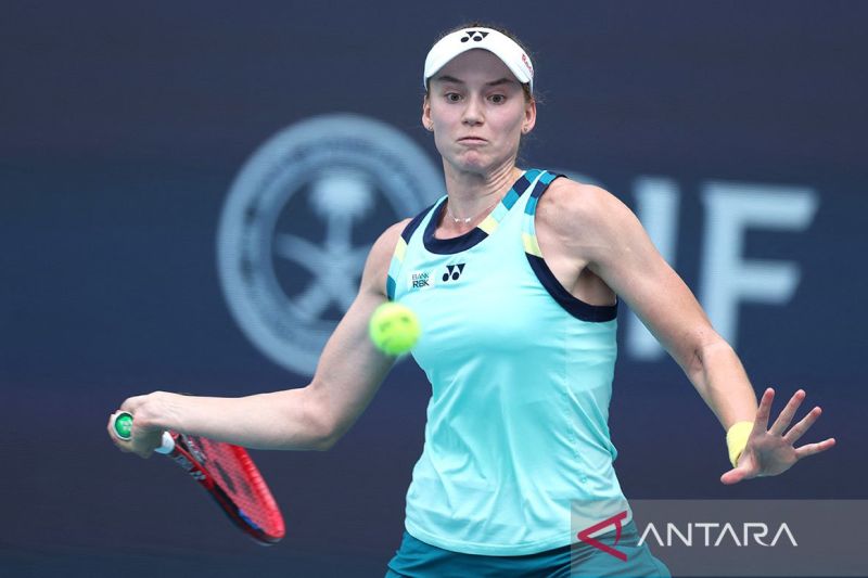 Elena Rybakina dari Kazakhstan membalas pukulannya melawan Victoria Azarenka selama pertandingan mereka pada Hari ke-13 Miami Open di Hard Rock Stadium pada 28 Maret 2024 di Miami Gardens, ANTARA/AFP/Getty Images/AFPFlorida. Al Bello/pri. (Getty Images via AFP/AL BELLO)