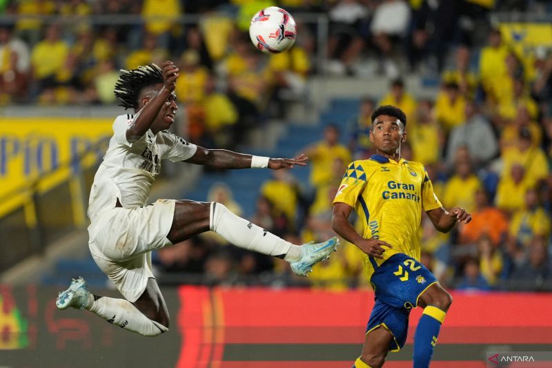 Penyerang Real Madrid Vinicius Junior (kiri) mencoba menguasai bola pada pertandingan Liga Spanyol melawan Las Palmas, di Stadion Gran Canaria,di Las Palmas de Gran Canaria, Kamis (29/8/2024). (ANTARA/AFP/CESAR MANSO)