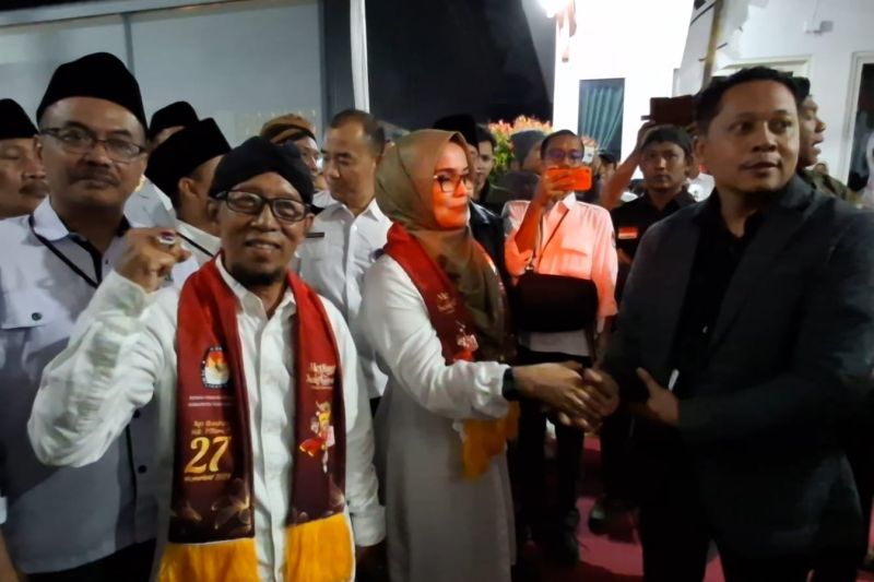 Pasangan SehaTi saat mendaftar ke KPU Tulungagung, Kamis (29/8/2024) ANTARA/HO - Joko Pramono.