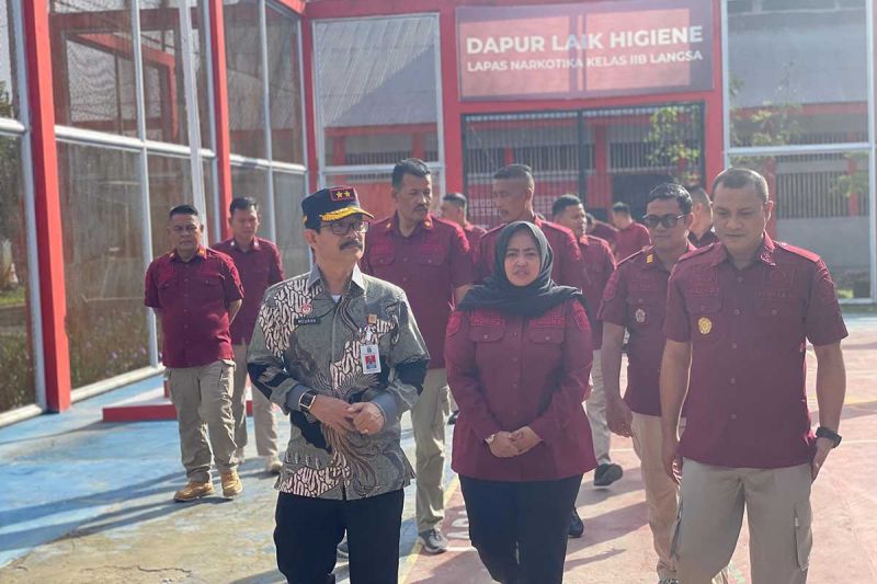 Kepala Kantor Wilayah Kemenkumham Aceh Meurah Budiman (topi) saat inspeksi lembaga pemasyarakatan. ANTARA/HO-Humas Kemenkumham Aceh.