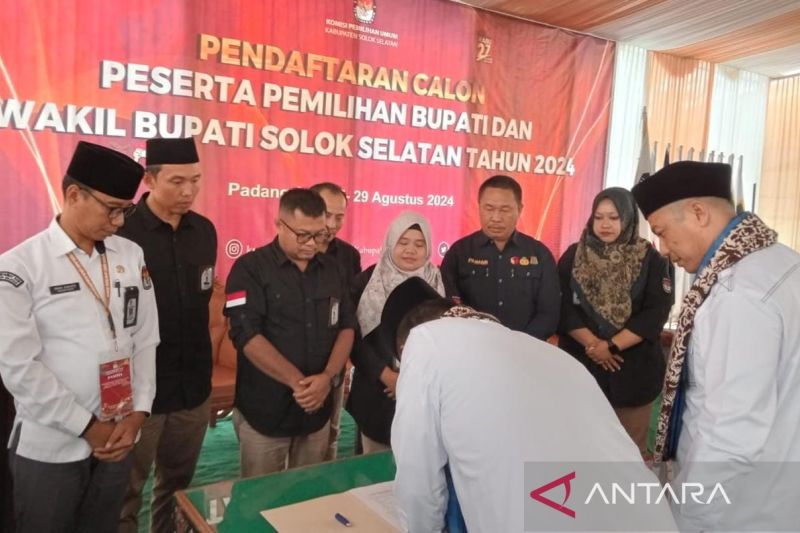 Ketua KPU Solok Selatan Ade Kurnia Zelli serta Ketua Bawaslu Solok Selatan Zulnasri menyaksikan penandatanganan visi misi calon kepala daerah yang mendaftar. Antara/Erik.