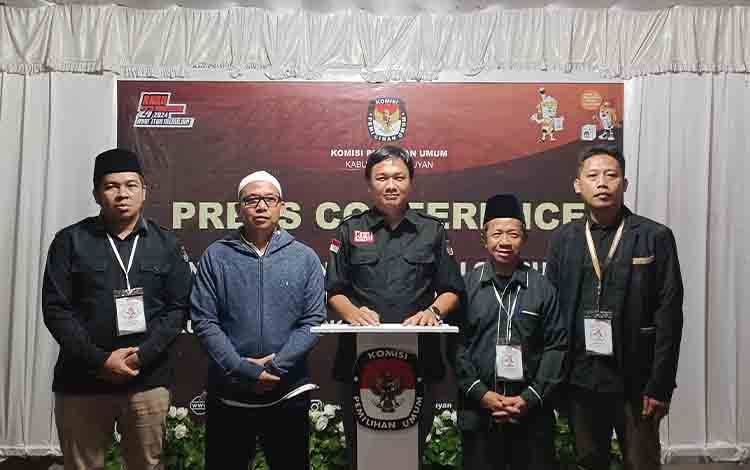 Ketua dan Komisioner KPU Seruyan saat menggelar Konferensi Pers terkait berakhirnya masa pendaftaran pasangan bakal calon Bupati dan Wakil Bupati pada Pilkada Seruyan Tahun 2024. (Foto: Fahrul)
