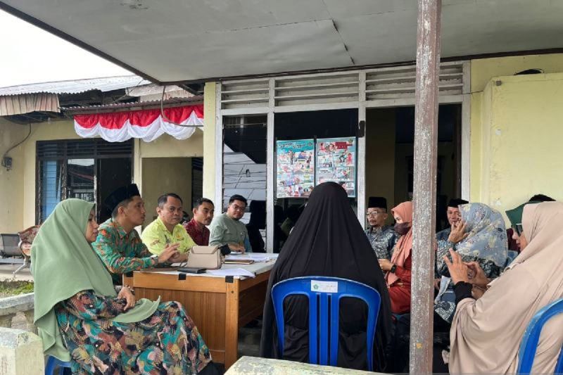 Kepala Kantor Kemenag Kota Kotamobagu Jamaluddin Lamato, memberikan arahan kepada penyuluh agama Islam di Kotamobagu, Jumat (30/8/2024). ANTARA/HO-Kemenag Kota Kotamobagu.