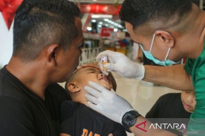 Pelaksanaan vaksinasi polio di Kupang. ANTARA/Mega Tokan