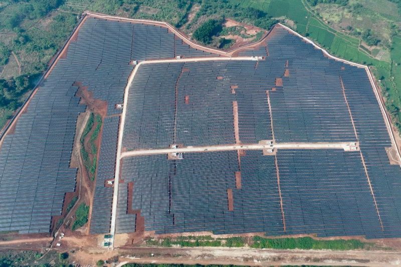 Pembangkit Listrik Tenaga Surya (PLTS) ground-mounted terbesar di Indonesia dengan kapasitas 100 Megawatt peak (MWp) di Kawasan Industri Kota Bukit Indah (KBI), Kabupaten Purwakarta, Jawa Barat. (ANTARA/HO-PLN)