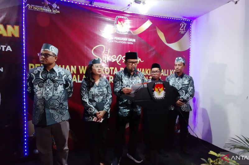 Dokumentasi. Komisioner KPU Kota Palangka Raya melaksanakan konferensi pers di Palangka Raya, Kamis (29/8) malam. (ANTARA/Rendhik Andika)