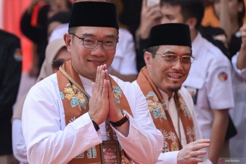 Pasangan bakal calon Gubernur DKI Jakarta Ridwan Kamil (kiri) dan bakal calon Wakil Gubernur DKI Jakarta Suswono (kanan) menyapa wartawan setibanya di Kantor KPU DKI Jakarta, Jalan Salemba Raya, Jakarta, Rabu (28/8/2024). ANTARA FOTO/Fauzan/foc/aa.