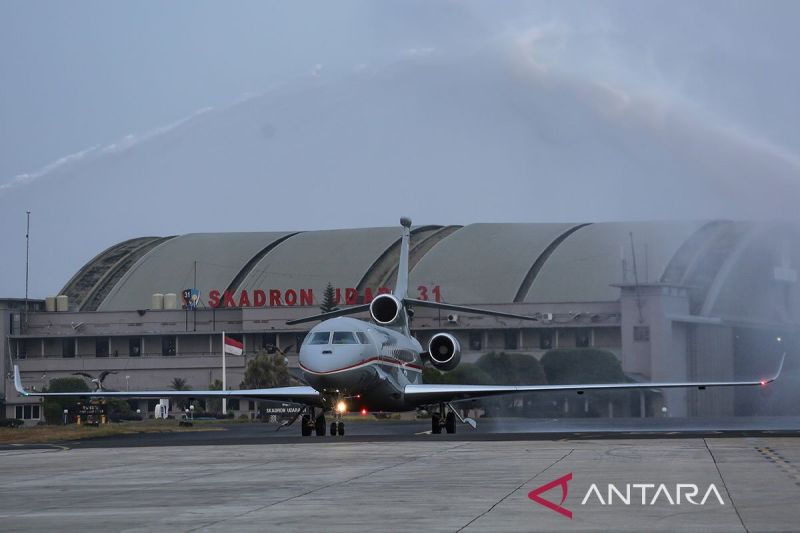 Arsip foto - Prosesi Water Salute Pesawat Falcon 8X (nomor registrasi, red.) A-0801 saat tiba di Lanud Halim Perdanakusuma, Jakarta, Rabu (8/11/2023). Pesawat buatan Prancis tersebut nantinya akan digunakan sebagai armada Skadron Udara 17 Lanud Halim Perdanakusuma untuk angkut militer VIP dan VVIP. ANTARA FOTO/Asprilla Dwi Adha/aww/pri