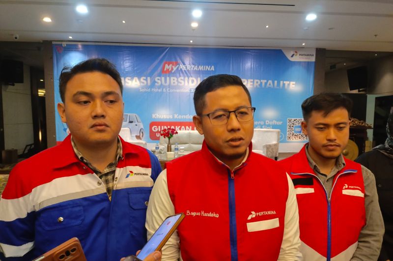 Sales Area Manager (SAM) Kepri Pertamina Patra Niaga Bagus Handoko (tengah) (ANTARA/Jessica)