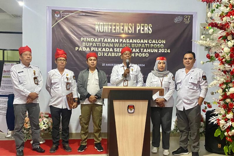 Ketua KPU Poso Muh Ridwan Daeng Nusu (tiga kanan) dan komisioner lainnya saat menemui awak media terkait proses setelah pendaftaran bapaslon Bupati-Wakil Bupati Poso pada Pilkada serentak tahun 2024 di Kantor KPU Poso, Jumat (30/8/2024). ANTARA/ HO Feri