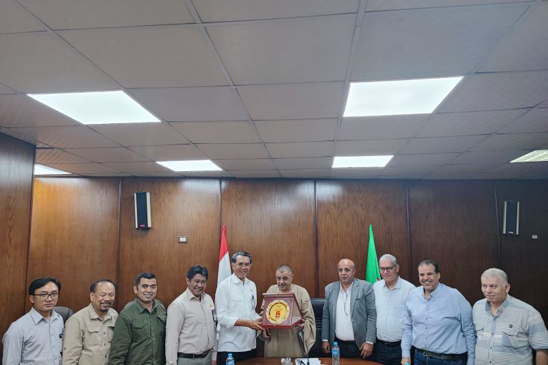 Duta Besar RI untuk Mesir Lutfi Rauf (ke-5 dari kiri) melakukan pertemuan dengan KADIN Provinsi Fayoum untuk membahas promosi bersama produk Indonesia dan Mesir di Mesir pada Selasa (27/8/2024). (ANTARA/HO-KBRI Kairo)