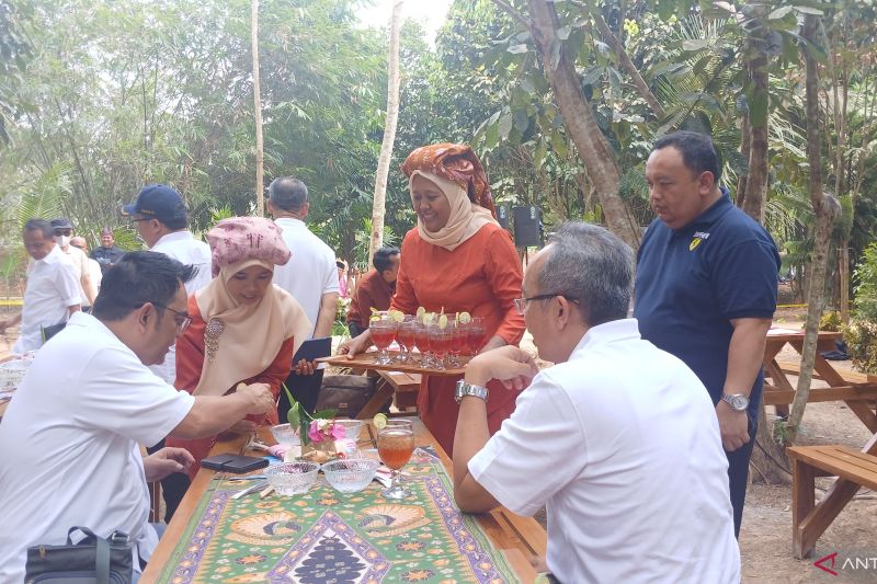 Ibu-ibu kelompok UMKM Paduko di Candi Muaro Jambi menyajikan kuliner tradisional kepada pengunjung di Kompleks Candi Kedaton, Selasa (26/8/2024). ANTARA/Tuyani