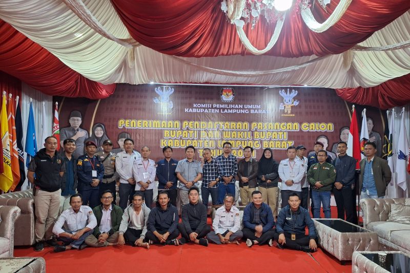 Hari terakhir dan penutupan pendaftaran bakal calon kepala daerah di KPU Lampung Barat. (ANTARA/HO/KPU Lampung Barat)
