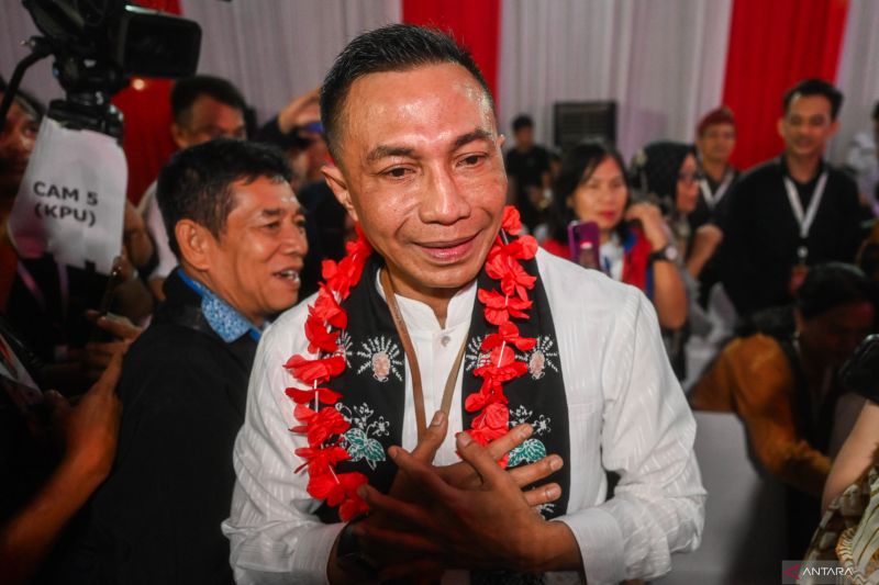 Bakal calon gubernur DKI Jakarta Dharma Pongrekun menyapa pendukungnya usai mendaftar sebagai peserta Pilgub DKI Jakarta 2024 di Kantor KPU DKI Jakarta, Kamis (29/8/2024). . ANTARA FOTO/Rivan Awal Lingga/tom. Lingga)