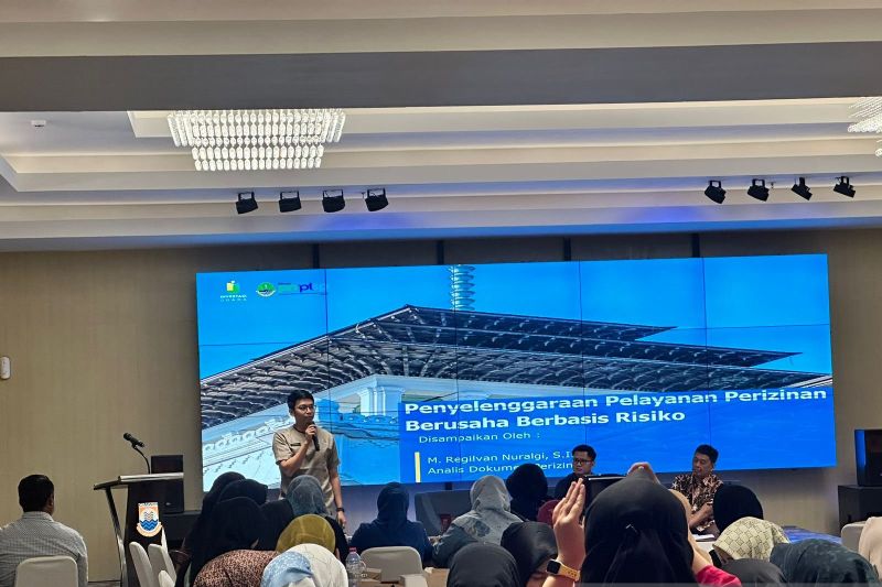 Pemerintah Kota Cimahi saat menggelar sosialiasi pembuatan Nomor Induk Berusaha (NIB) kepada para pelaku usaha mikro, kecil dan menengah (UMKM) di Kota Cimahi, Jawa Barat, Jumat (30/8/2024). (ANTARA/Rubby Jovan)