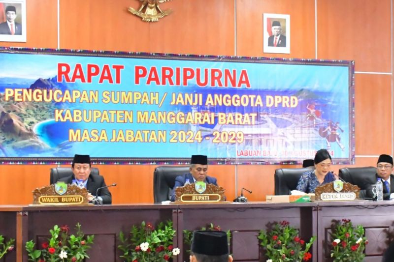 Suasana pelantikan sebanyak 29 Anggota DPRD Manggarai Barat di Labuan Bajo. (ANTARA/HO-Kominfo Manggarai Barat)