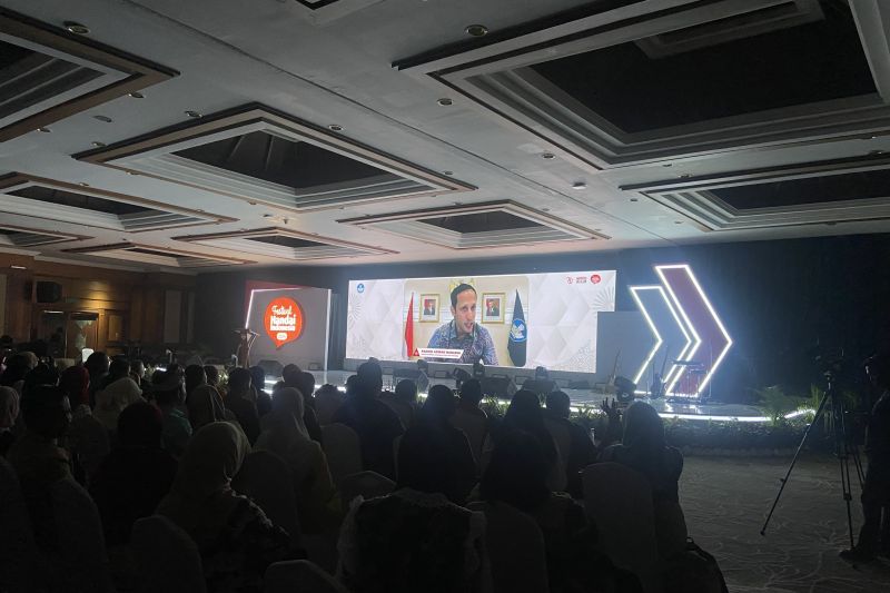 Mendikbudristek Nadiem Anwar Makarim secara daring dalam Festival Handai Indonesia di Badung, Bali, Jumat (30/8/2024). (ANTARA/Ni Putu Putri Muliantari)