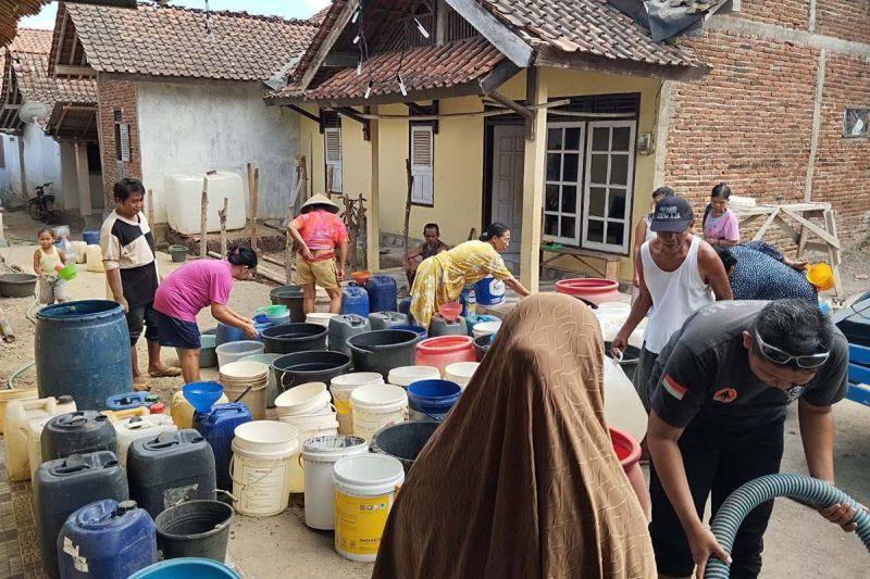Warga Desa Pagedongan, Kecamatan Pagedongan, Kabupaten Banjarnegara, Jawa Tengah, mengantre bantuan air bersih yang didistribusikan petugas BPBD Kabupaten Banjarnegara. ANTARA/HO-BPBD Banjarnegara