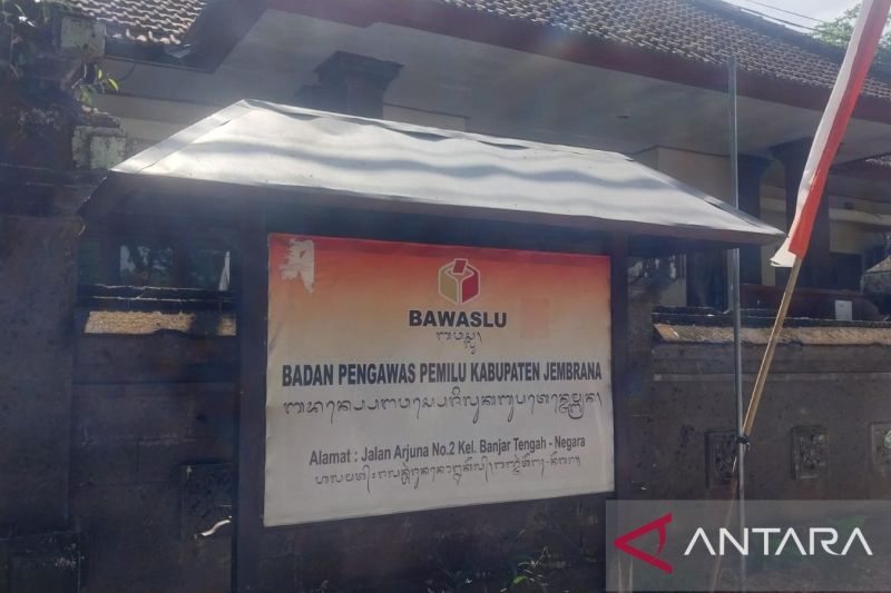 Papan nama Kantor Badan Pengawas Pemilu (Bawaslu) Kabupaten Jembrana, Bali. ANTARA/Gembong Ismadi