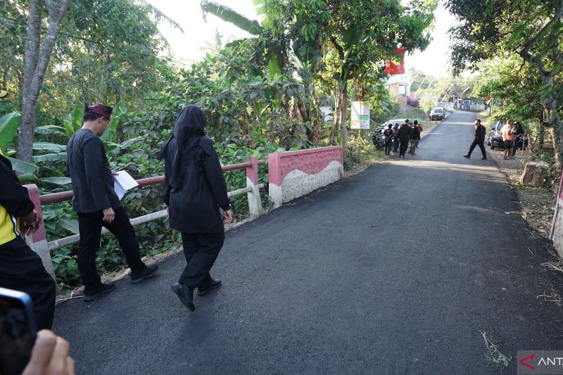 Bupati Banyuwangi Ipuk Fiestandani saat mengecek pekerjaan pembangunan infrastruktur jalan di Lingkungan Papring Kelurahan Kalipuro. ANTARA/HO-Humas Pemkab Banyuwangi.