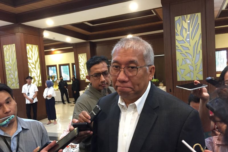 Direktur Utama Perum Bulog Bayu Krisnamurthi menjawab pertanyaan awak media di kantornya di Jakarta, Jumat (30/8/2024). ANTARA/Shofi Ayudiana.