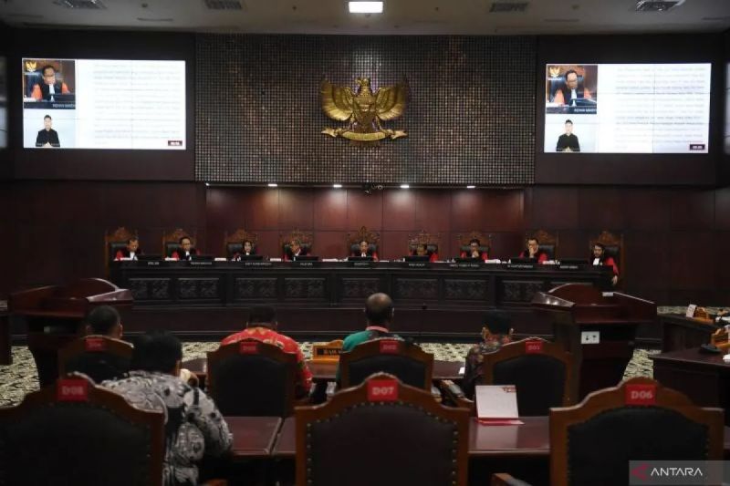 Arsip foto- Ketua Mahkamah Konstitusi Suhartoyo (tengah) memimpin sidang putusan sengketa Pileg 2024 di Mahkamah Konstitusi, Jakarta, Senin (10/6/2024). ANTARA FOTO/Akbar Nugroho Gumay/nym.