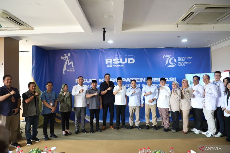Foto bersama pasangan calon kepala daerah, jajaran KPU dan tim dokter RSUD sebelum melaksanakan pemeriksaan kesehatan di RSUD Kabupaten Bekasi, Jalan Teuku Umar, Kelurahan Wanasari, Kecamatan Cibitung, Jumat (30/8/2024). (ANTARA/Pradita Kurniawan Syah).