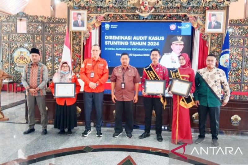 Pejabat DKBP3A Pemkab Bangkalan saat foto bersama kader posyandu, tim media, dan aparat desa dalam acara audit stunting di Pendopo Agung Pemkab Bangkalan. ANTARA/ HO-Pemkab Bangkalan.