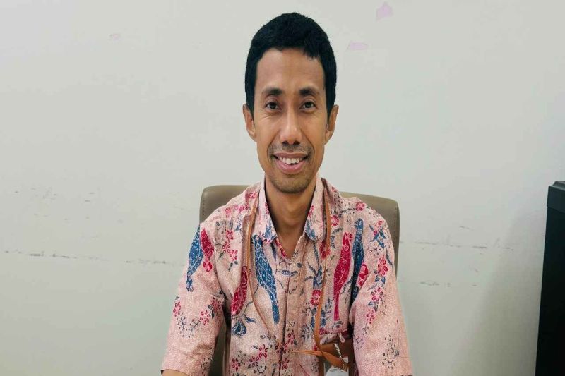 Ketua Divisi Teknis Penyelenggara KPU Parigi Moutong Iskandar Mardani memberikan keterangan terkait pemeriksaan kesehatan bakal calon kepala daerah di RS Anutapura Palu, Jumat (30/8/2024). ANTARA/Moh Ridwan