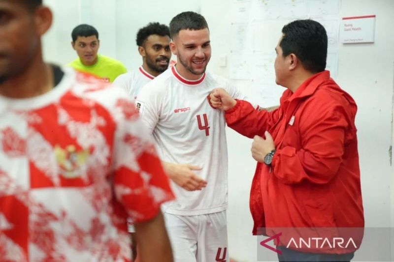 Ketua Umum PSSI, Erick Thohir (kanan) memberikan ucapan selamat ke pemain bertahan timnas Indonesia, Calvin Verdonk (kiri) usai mengantarkan timnas melaju ke ronde ketiga Kualifikasi Piala Dunia 2026 zona Asia di Stadion Gelora Bung Karno, Jakarta, Selasa (11/06/2024). (ANTARA/HO-PSSI)