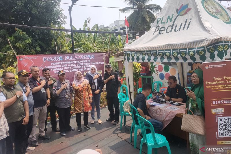 Pihak KPU Jakarta Barat mengunjungi posko tanggapan masyarakat Daftar Pemilih Sementara (DPS) di RW 06 Kota Bambu Selatan, Palmerah, Jakarta Barat pada Senin (26/8/2024). ANTARA/Risky Syukur