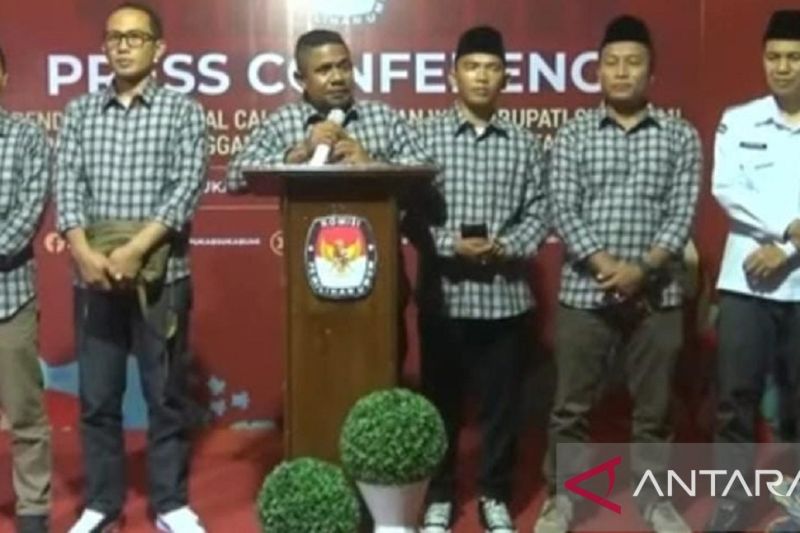 Komisioner KPU Kabupaten Sukabumi saat memberikan konferensi pers terkait tahapan pencalonan bakal calon Bupati-Wabup Sukabumi pada Pilkada Kabupaten Sukabumi 2024. ANTARA/Aditya Rohman
