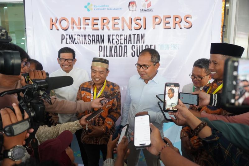 Ketua KPU Sulsel Hasbullah (tengah) menjawab pertanyaan wartawan bersama pasangan Bakal Calon Gubernur dan Wakil Gubernur Moh Ramdhan Pomanto (ketiga kanan) Azhar Arsyad (kiri) serta anggota KPU Sulsel saat tahapan pemeriksaan kesehatan di RSUP Wahidin Sudirohusodo, Makassar, Sulawesi Selatan, Jumat (30/8/2024). ANTARA/HO-Dokumenntasi KPU Sulsel.