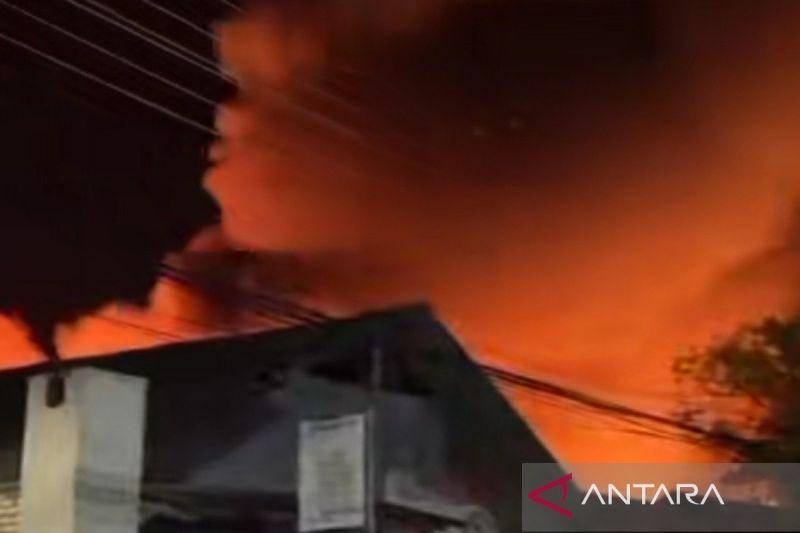 Kebakaran gudang rongsokan di Sampang, Jawa Timur, Jumat (30/8/2024) malam. (ANTARA/ HO-Tim Pemadam Sampang)