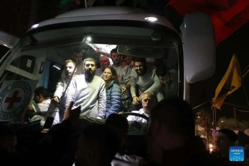 Arsip foto - Sebuah bus yang mentransfer tahanan Palestina tiba di kota Tepi Barat Al-Bireh, 26 November 2023. Sekitar 30 tahanan Palestina yang dibebaskan oleh Israel tiba di Tepi Barat pada Minggu, menyusul pembebasan 17 sandera oleh Hamas pada putaran kedua pertukaran tahanan-sandera di bawah kesepakatan gencatan senjata antara Israel dan Hamas. (ANTARA/Xinhua/Nidal Eshtayeh/pri.)